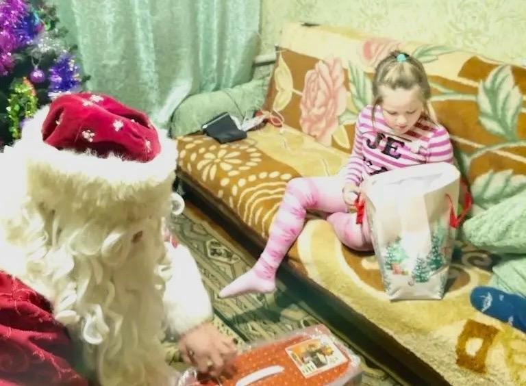В рамках акции «Елка желаний» Дед Мороз специального назначения исполнил мечту девочки из Саранска