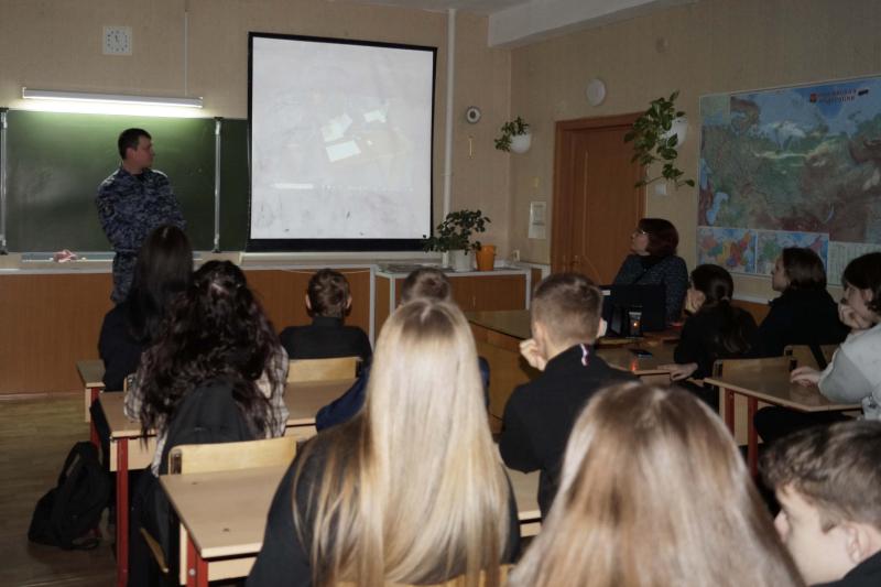 Росгвардеец рассказал девятиклассникам Кузбасса о службе и выборе профессии