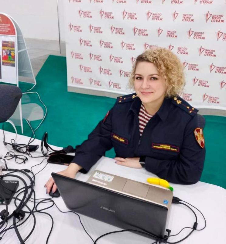 В День психологических подразделений Росгвардии героем рубрики «Знай наших» стала старший психолог отдела по политической работе ФГКУ «УВО ВНГ России по Московской области» капитан полиции Инна Б.