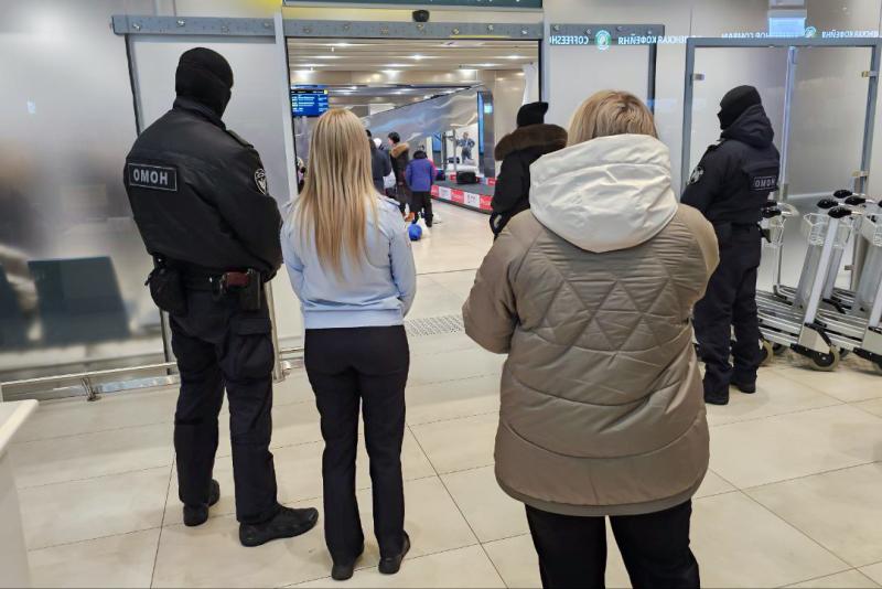 Росгвардейцы Кузбасса обеспечили безопасность возвращения детей с Кремлёвской ёлки