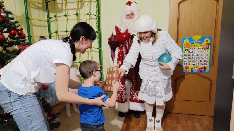 Тамбовский «Дед Мороз специального назначения» поздравил детей росгвардейцев