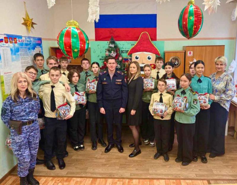 Росгвардейцы поздравили с Новым годом кадетов подшефного класса в Подмосковье